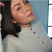 Profesora de primaria acompaña estudiantes presencial u online